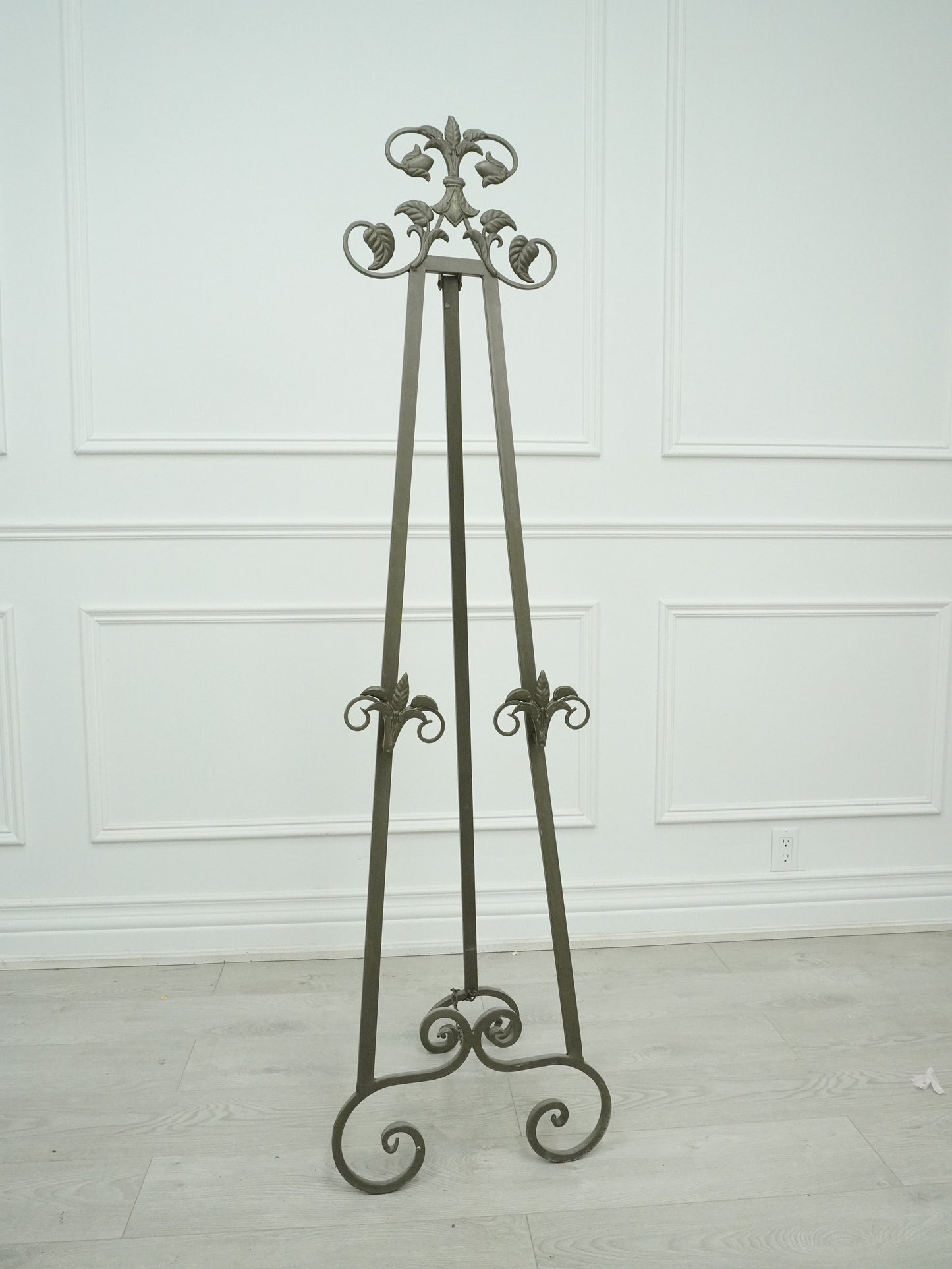 Rococo Style Easel - rental